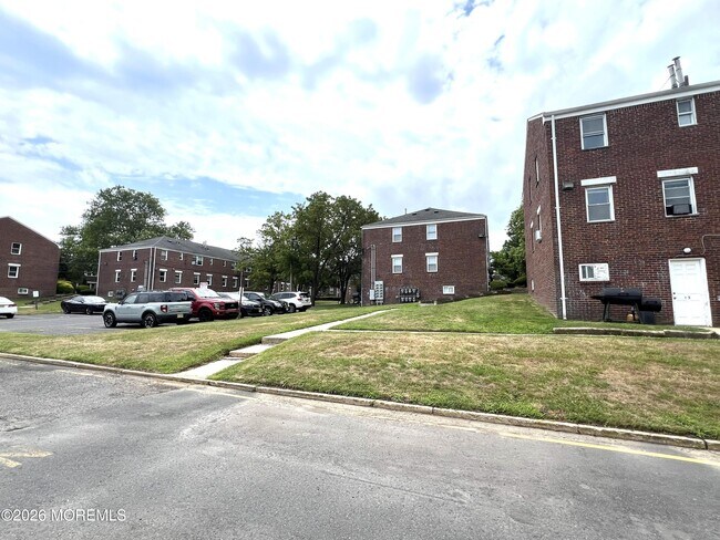 Building Photo - 317-325-325 N Bath Ave