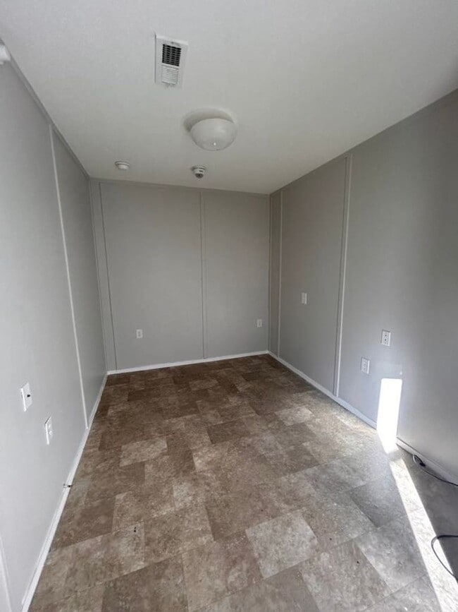 Building Photo - Naples 3/2 updated home