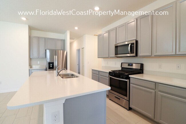 Building Photo - OUTSTANDING 3 BEDROOM/2 BATH IN EAVE'S BEND/ARTISAN LAKES PALMETTO! SEMI FANCED YARD!