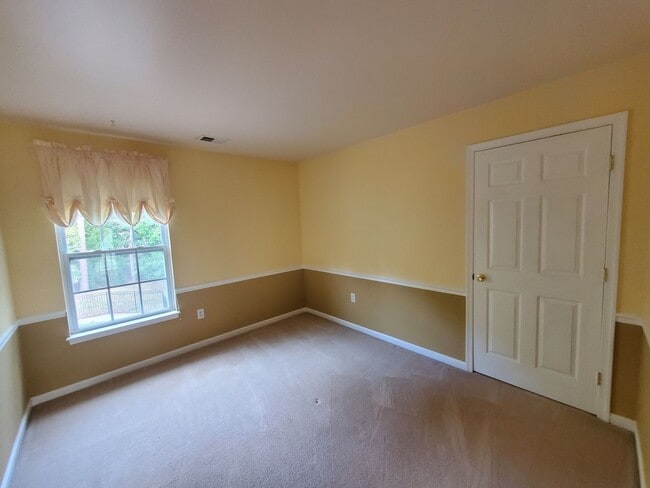 Building Photo - Beautiful, large home with finished baseme...