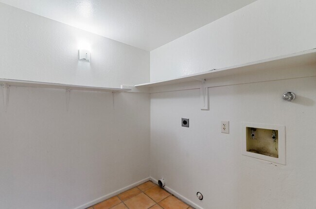 Building Photo - Cozzy Townhome with incredible mountain views! New Kitchen Appliances!