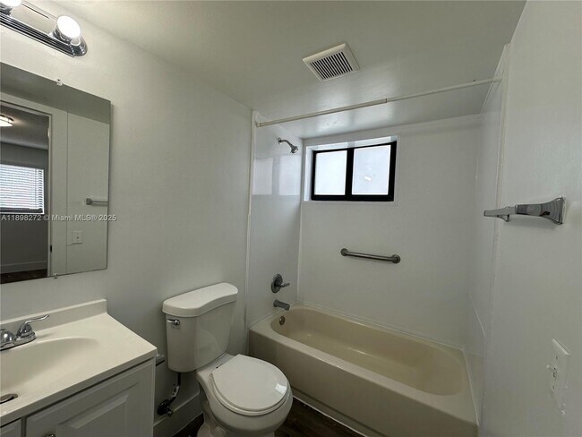 Building Photo - 529 SW 4th St