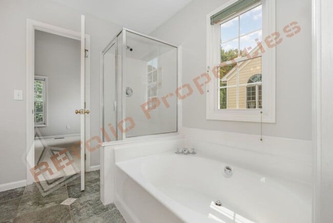 Building Photo - Lovely 4-Bedroom House w/1st FL Primary Su...