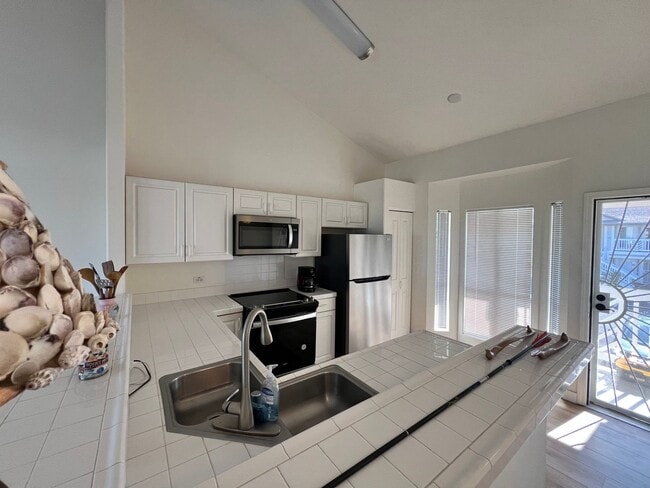 Building Photo - 75-6081 Alii Drive #BB203