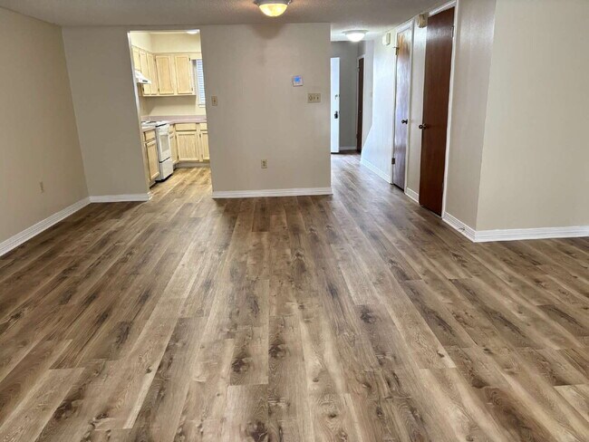 Building Photo - $200.00 Off First FULL Months Rent!