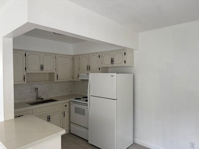 Building Photo - 622 NE 14th Ave