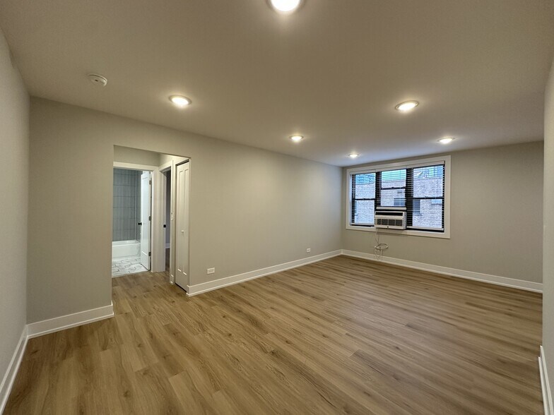 Building Photo - 531 W Aldine Ave