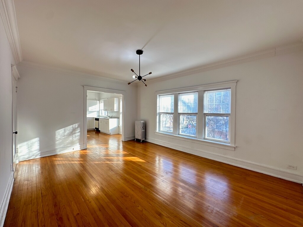 Building Photo - 2306 W Wilson Ave