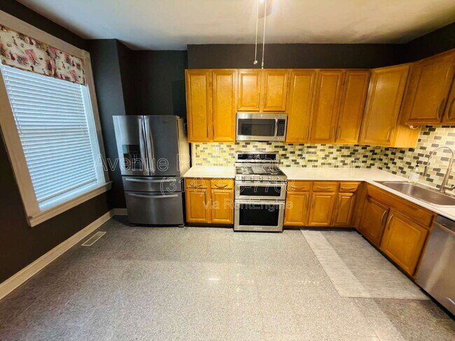 Building Photo - 1855 Russell Blvd