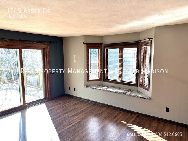 Building Photo - Beautiful split level house rental with 2 ...