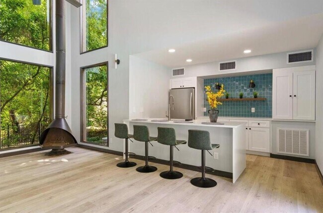 Building Photo - 1135 Barton Hills Dr