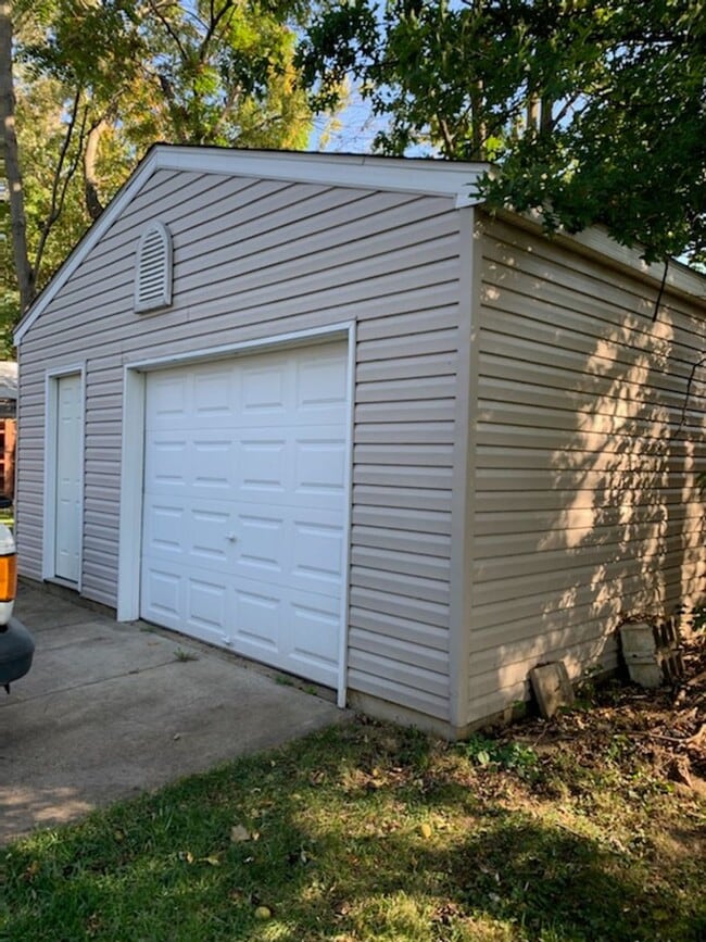Building Photo - 2 Bedroom 1 Bathroom Single Family on Doub...