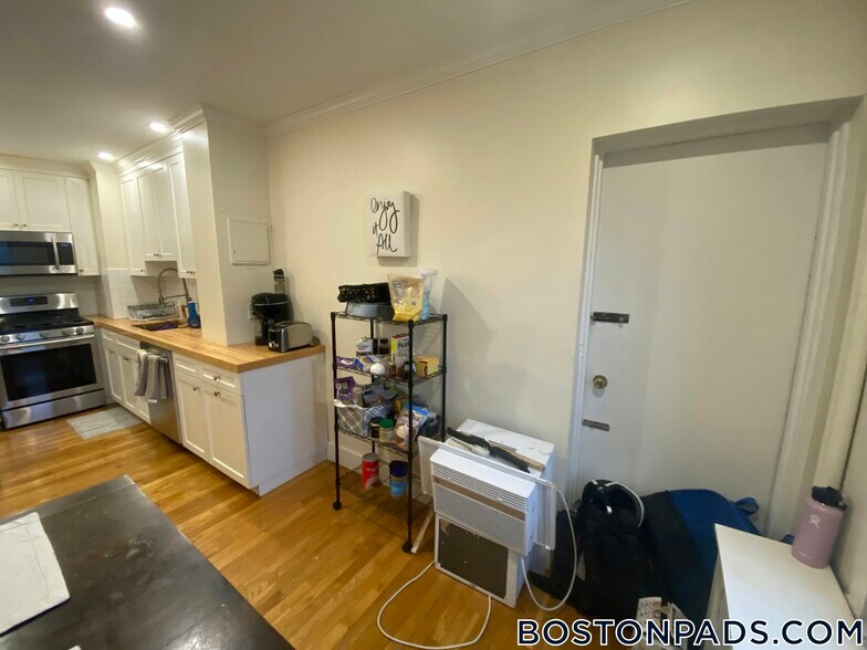 Building Photo - 448 Park Dr