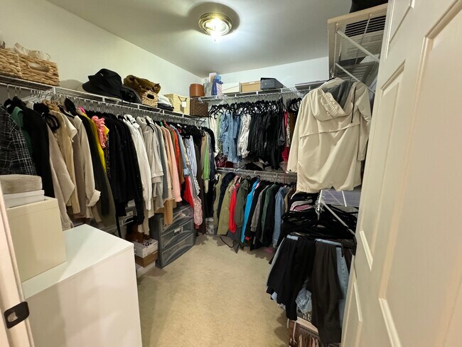 Building Photo - 5259 Twin Oaks Dr