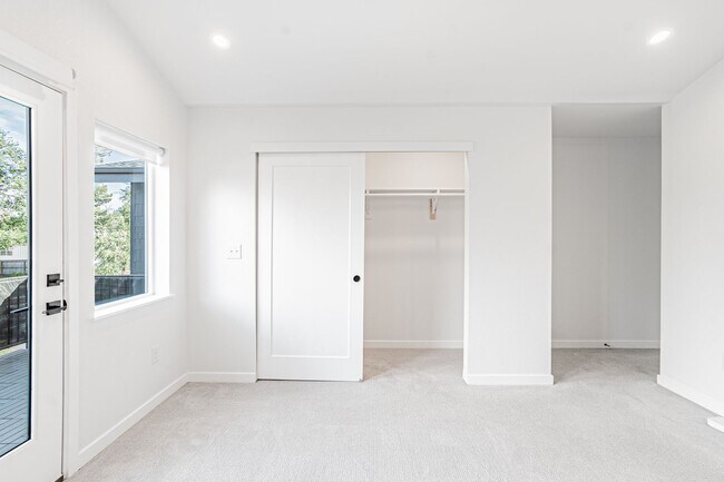 Building Photo - Contemporary 3BD, 2.5BA Edgewood Home with Fenced Yard and Carport