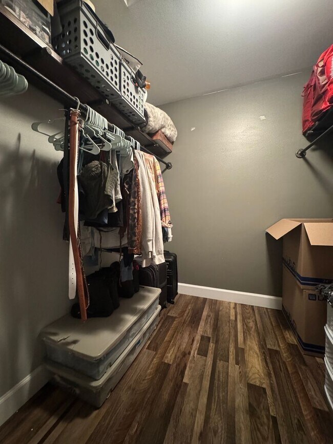 Building Photo - HUGE PET FRIENDLY Rental
