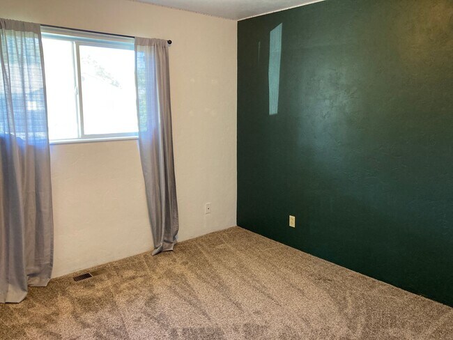 Building Photo - Kennewick Location w/a Country Flare!