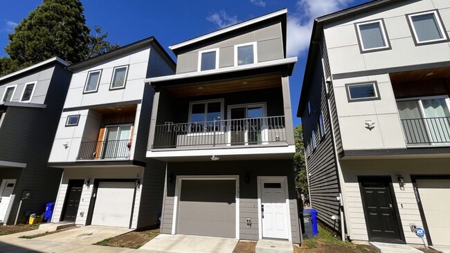 Building Photo - Modern 3-Bedroom Home!