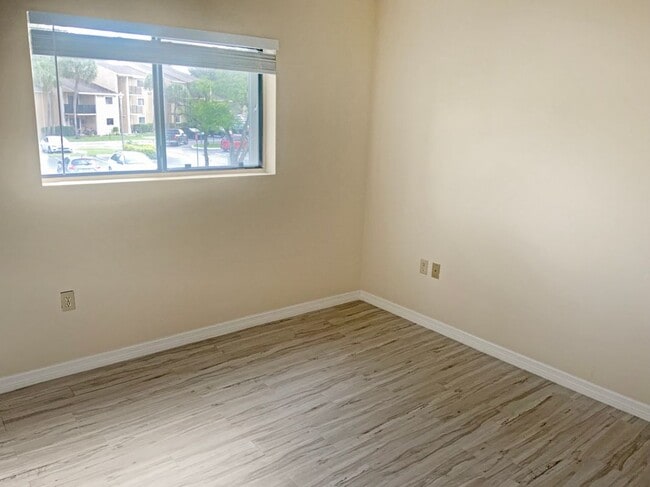 Building Photo - 400 Palm Cir W