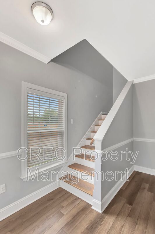 Building Photo - 2703 E Surrey Dr