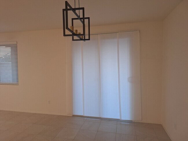 Building Photo - 945 W Calle Alta Curva