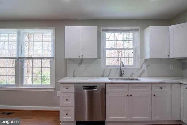 Building Photo - 9709 Lakepointe Dr