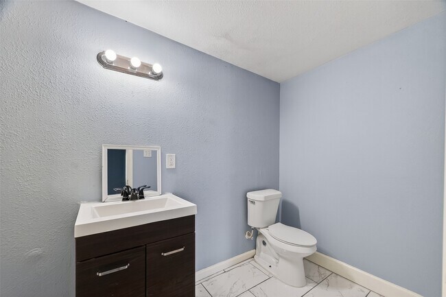 Building Photo - 6022 Lyndhurst Dr