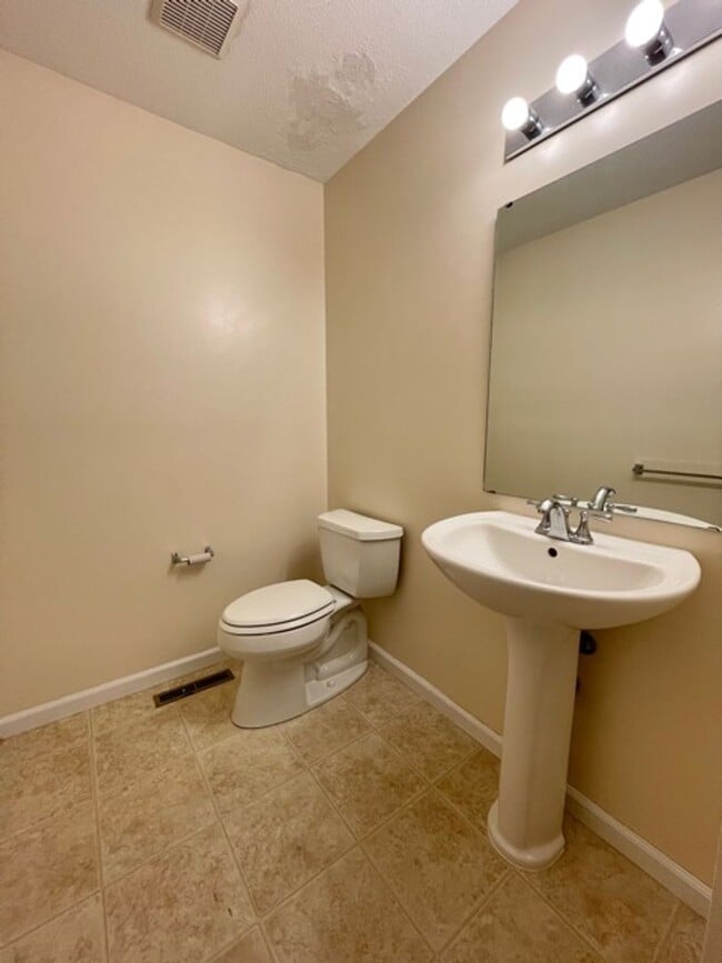 Building Photo - LEXINGTON SCHOOLS!  2 Bedroom, 1 1/2 Bath Duplex Available!