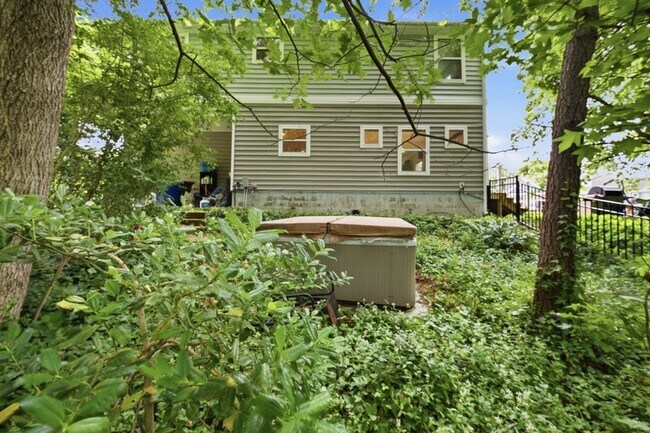 Building Photo - 431 Shorewood Pl