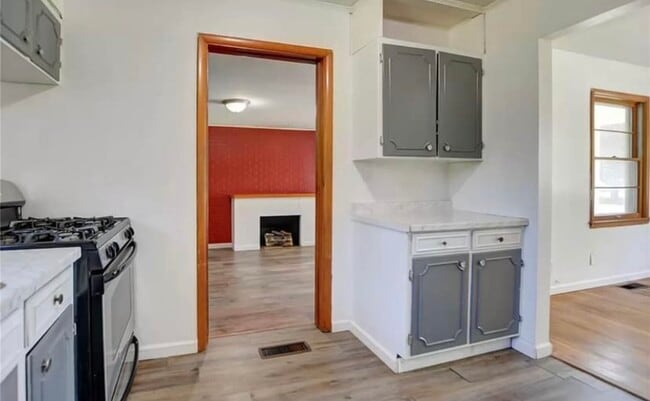 Building Photo - Lincoln Ave