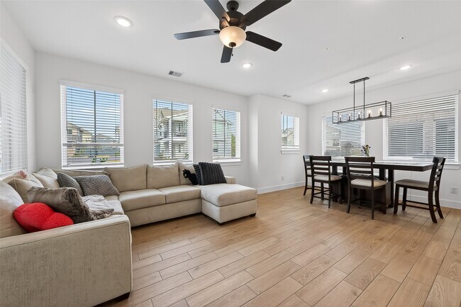 Building Photo - 15162 Post Oak Fls Dr