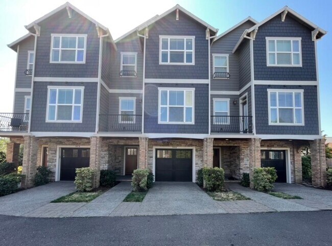 Building Photo - Happy Valley Townhome! 2Bed + Den/Office w/ 2.5 Bath ~ Garage, Washer/Dryer ~ Convenient to PDX A...