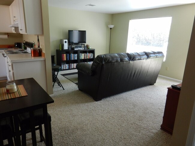 Building Photo - 2 Bedroom 1 Bathroom Duplex in Bellingham