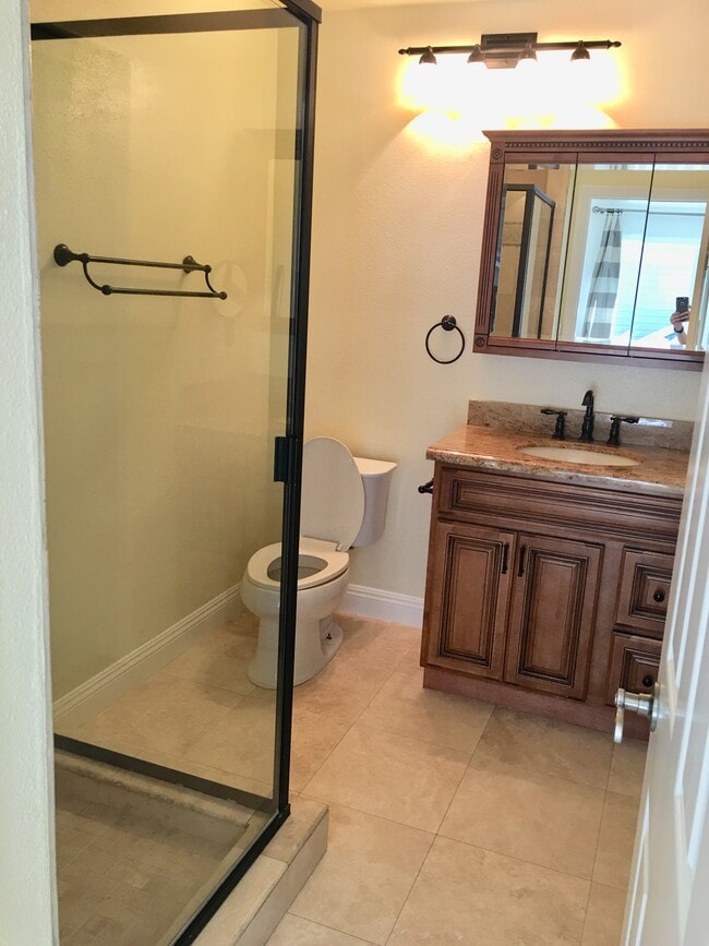 Building Photo - 2210 Canyon Dr