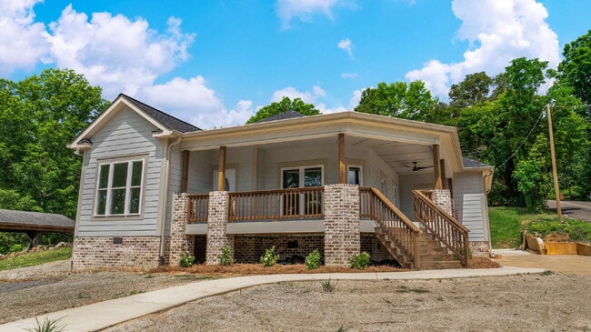 Building Photo - "Brand New 3-Bed, 3-Bath Retreat with Modern LVP Flooring in the Heart of Fort Payne!"