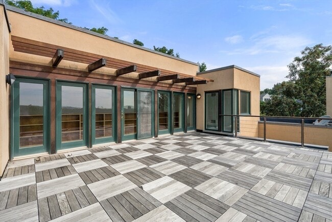 Building Photo - 225 Kenrick St