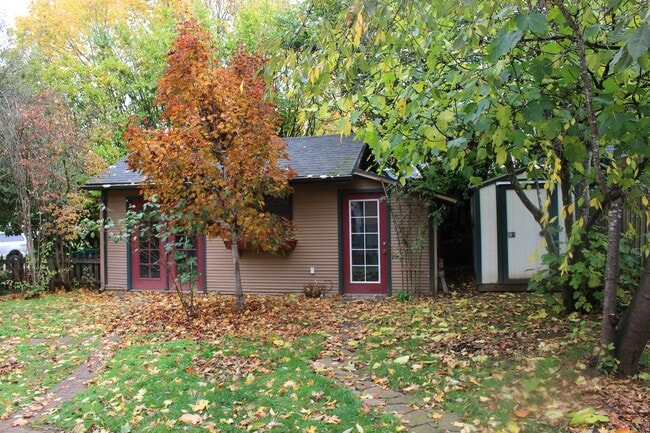 Building Photo - Charming bungalow with bonus office or Art...