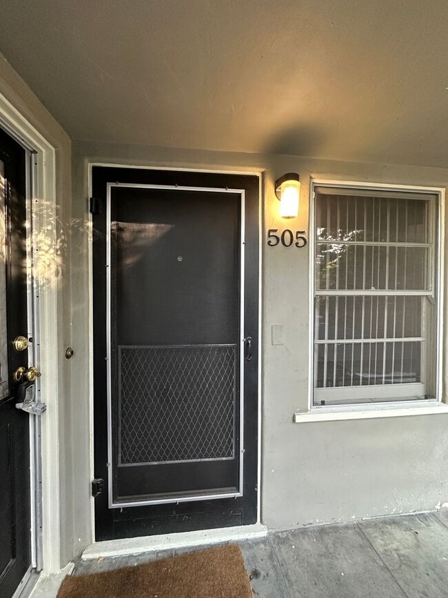 Building Photo - 505 W Maple St