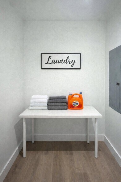 Building Photo - 801 E Knollwood St