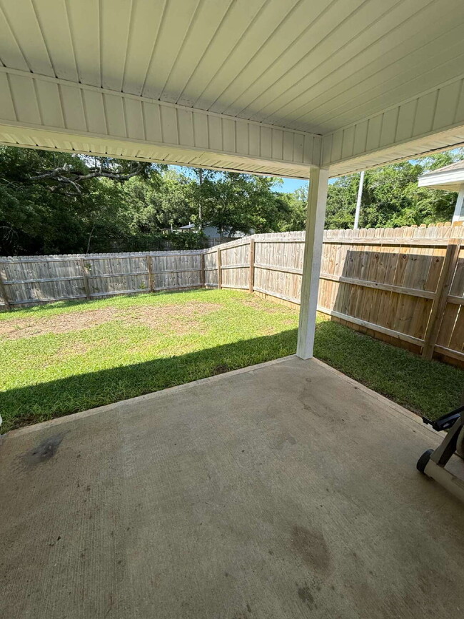 Building Photo - Spacious 4-Bedroom Rental in Quiet Pensaco...