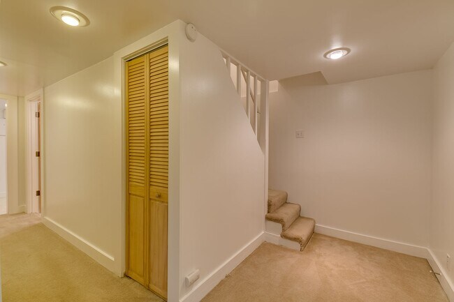 Building Photo - 3Bd/1.75Ba Seattle House