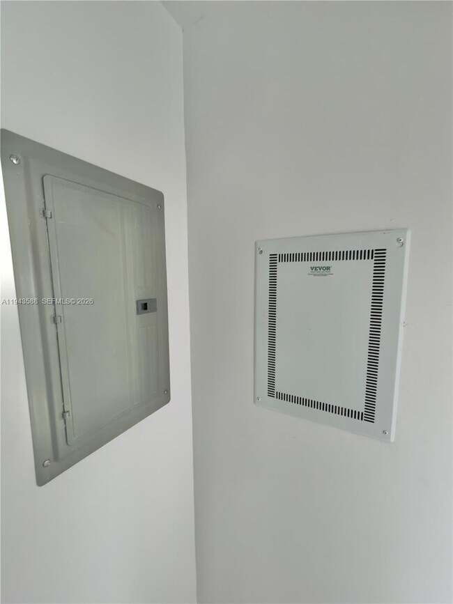 Building Photo - 630 NE 166th St