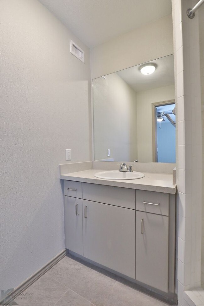 Building Photo - Newly Remodeled South Abilene Apartments!
