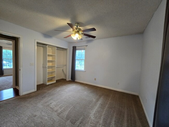 Building Photo - 805 Club Ln