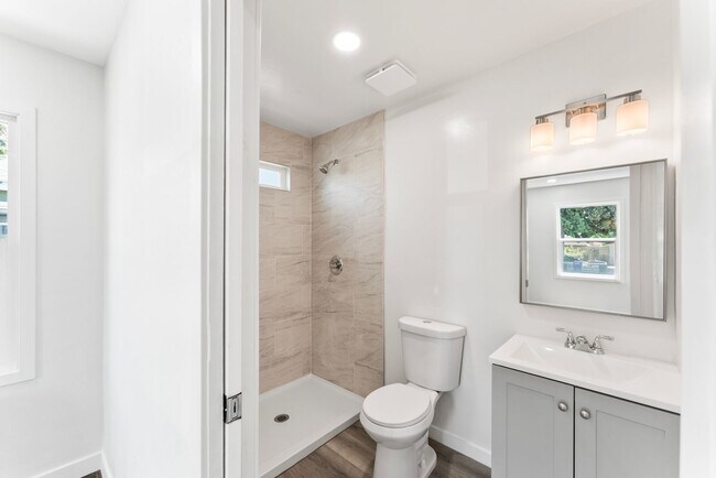 Building Photo - Nicely Remodeled 3 Bed 2 Bath in West Chul...
