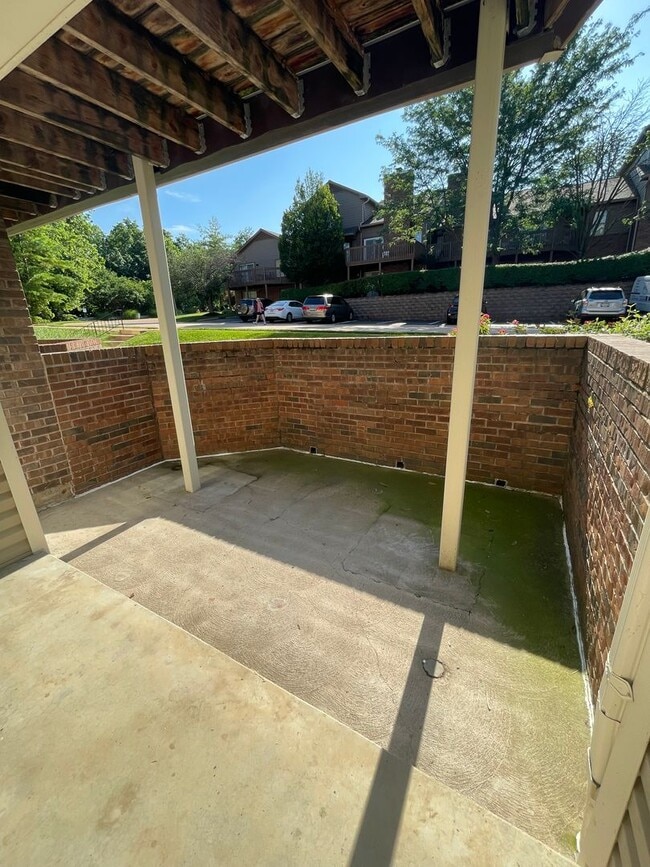 Building Photo - Ladue Schools - Spacious 2B/2B CONDO in Br...