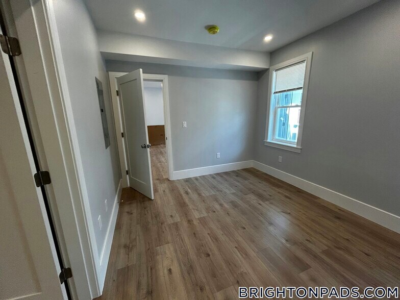 Building Photo - 124 Kenrick St
