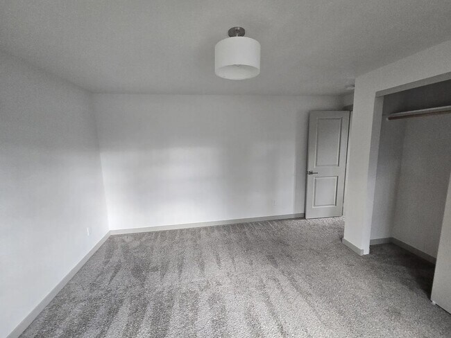 Building Photo - YECK-683