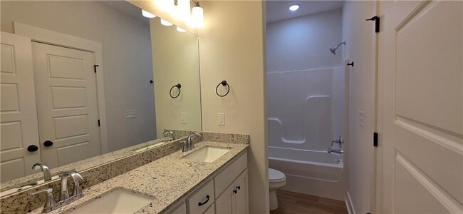 Building Photo - 921 Round Top St