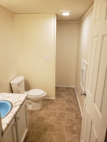 Bathroom - 206 Campbell St